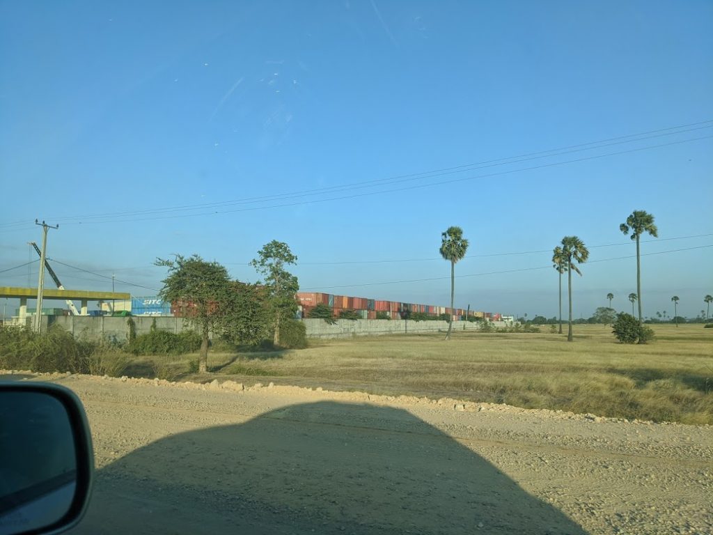 カンボジアのコンテナ集積地