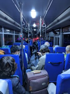 カンボジア空港コロナ隔離ホテルへ向かうバス