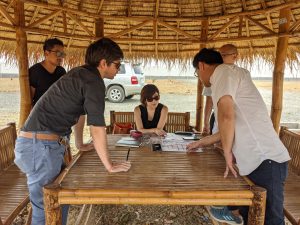 現場にて中国人との打合せ風景