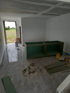 投資用ボレイモデルハウスキッチンから裏口